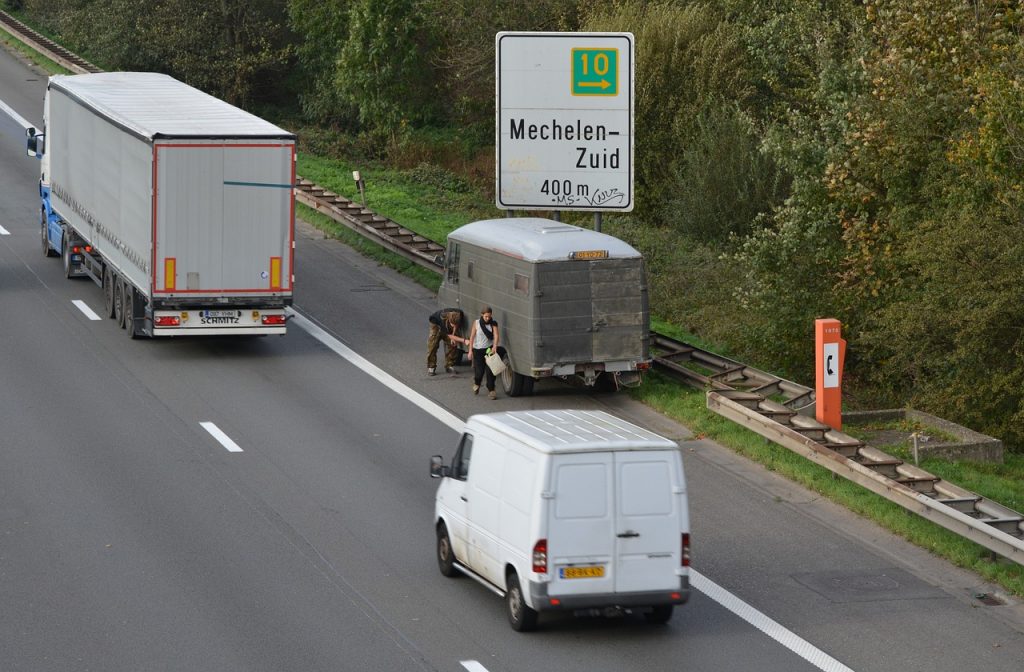 Panne de voiture sur autoroute : les gestes à adopter