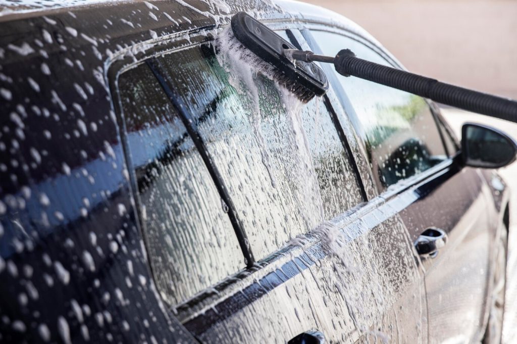 Quelle est la fréquence recommandée pour laver les vitres de la voiture?