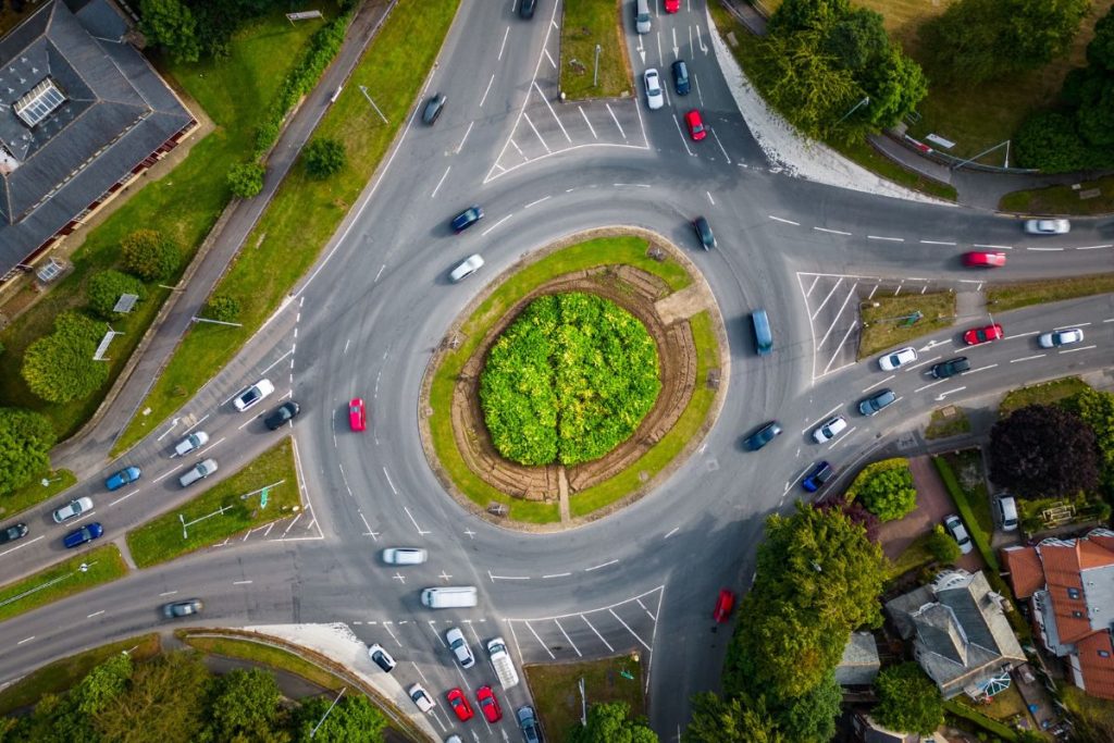 Comment aborder un rond-point en respectant le code de la route ?